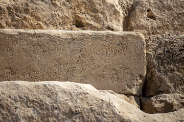 از سنگ نوشته های باستانی تا وندالیسم در پاسارگاد