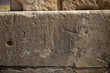 از سنگ نوشته های باستانی تا وندالیسم در پاسارگاد