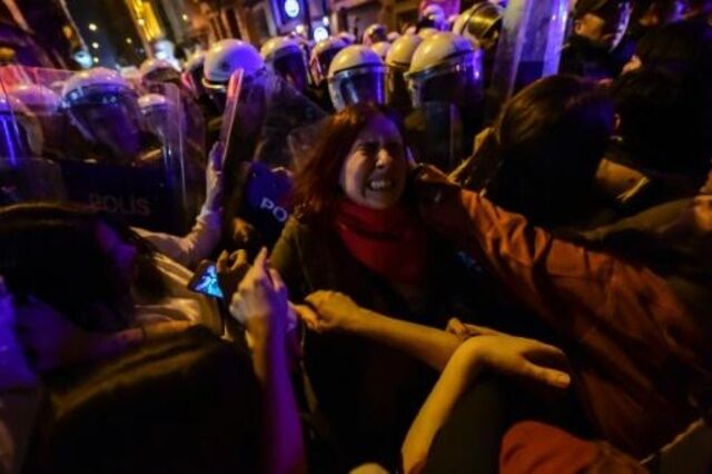متفرق کردن راهپیمایی روز جهانی زن در استانبول با گاز اشک آور 