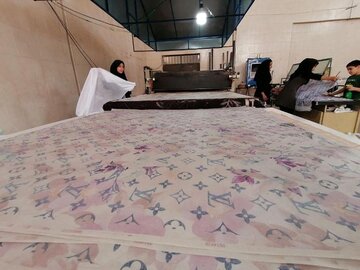 کارگاه تولید شال و روسری در یزد