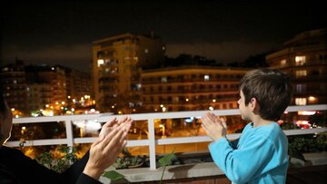 قدردانی مردم اسپانیا از کادر درمان بیماران کرونا