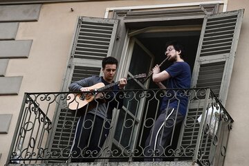 ایتالیا؛ پویش آواز در بالکن‌ها برای تقویت روحیه مقابله با کرونا