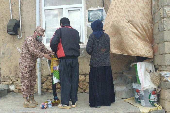 سپاه ۲۰۰ بسته غذایی بین نیازمندان دیواندره توزیع کرد