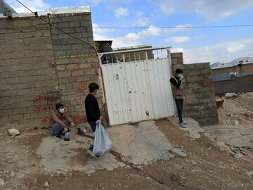 توزیع ماسک و اقلام بهداشتی در حاشیه شهر بوکان توسط سپاه پاسداران