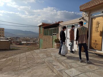 توزیع ماسک و اقلام بهداشتی در حاشیه شهر بوکان توسط سپاه پاسداران