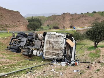 واژگونی تریلی در گردنه اسدآباد ۲ کشته برجا گذاشت