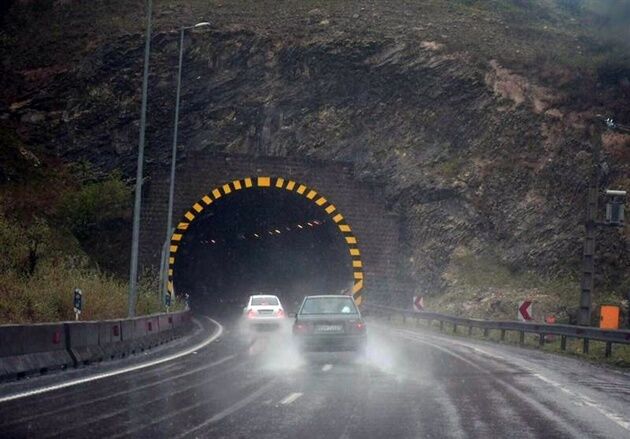 بارش باران جاده‌های کردستان را فرا گرفته است