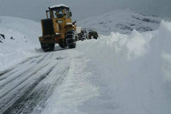 راه ارتباطی ۱۰ روستای کوهرنگ در حال بازگشایی است 