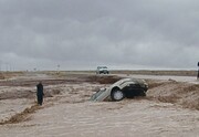 ماموران پلیس طبس زوج گرفتار در سیلاب را نجات دادند