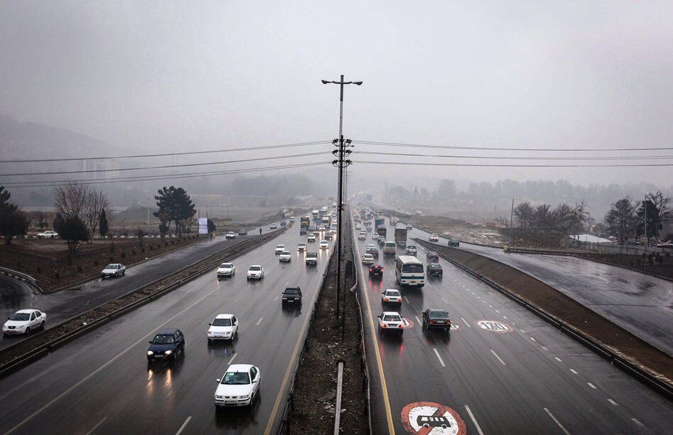 جاده‌های زنجان بارانی و مه آلود است