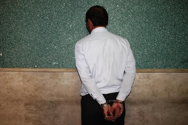 دستگیری سارق حرفه ای با ۲۶ مهر جعلی ادارات در ایذه