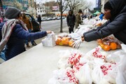 هجوم نیویورکی ها به خیریه ها برای دریافت کمک غذایی 