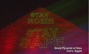 نورپردازی اهرام مصر با شعار «در خانه بمانید تا سلامت بمانید»
