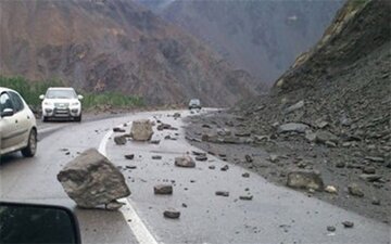 جاده چالوس به علت ریزش سنگ بسته شد 