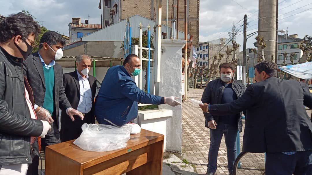 توزیع ۴ هزار ماسک و دستکش رایگان توسط هیاتهای ورزشی صومعهسرا توزیع ۴ هزار ماسک و دستکش رایگان توسط هیاتهای ورزشی صومعهسرا