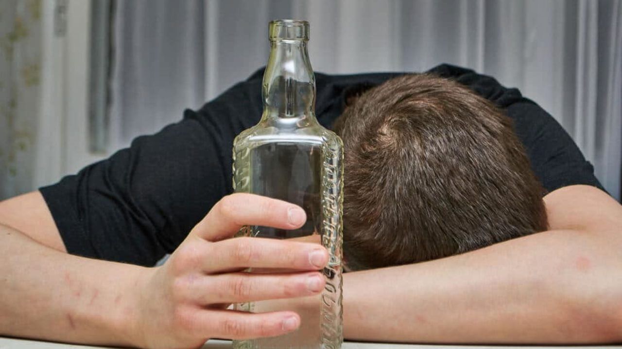مسمومیت ۶۵ همدانی بر اثر مصرف الکل