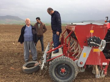 کاشت خزانه بذر چغندر قند در بوکان با دستگاه بومی