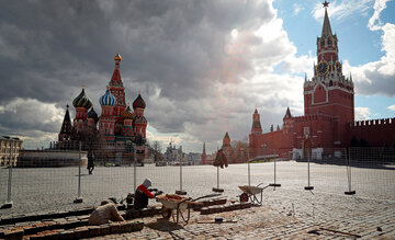 کارگران در حال تعمیر سنگ فرش های معروف میدان سرخ که قرار بود آماده جشن روز ملی پیروزی روسها شود اما به دلیل کرونا هنوز معلوم این جشن سالیانه چگونه برگزار خواهد شد