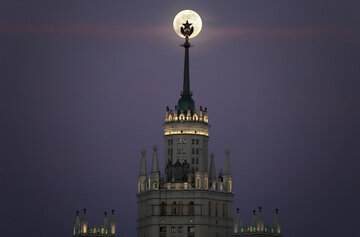 تصویری از پدیده ابرماه سه شنبه شب که پشت یکی از ساختمان های مشهور مسکو قرار گرفته است 
