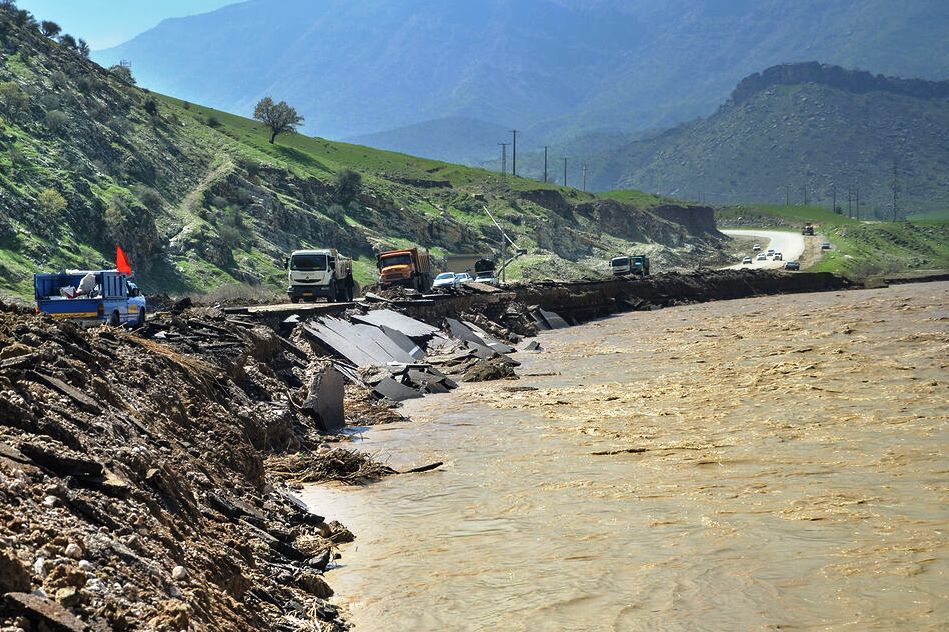 سیلاب جاده اصلی خواف - رشتخوار در خراسان رضوی را بست