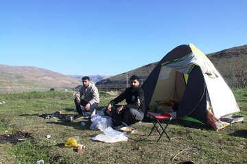 ماهگیری با قلاب در حاشیه سد مهاباد