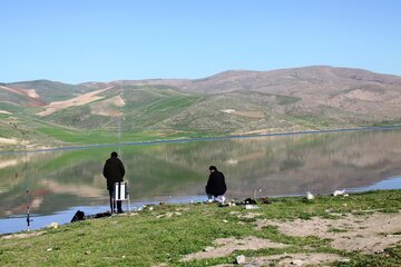 ماهگیری با قلاب در حاشیه سد مهاباد