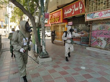 ضد عفونی خیابان‌های شهر سنندج به کمک لشکر ۲۸ کردستان