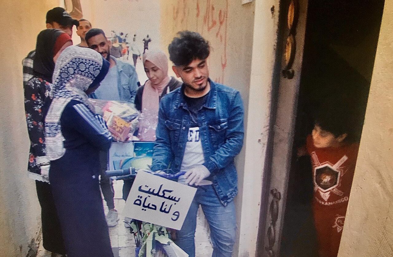 متطوعون فلسطينيون يحاربون كورونا بالقراءة متطوعون فلسطينيون يحاربون كورونا بالقراءة
