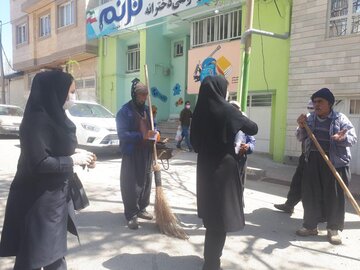 توزیع ماسک‌های تولید شدە در مراکز یادگیری نهضت سواد آموزی بوکان در میان کارگان شهرداری