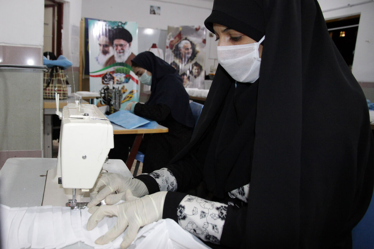 بانوان طلبه بوشهر ۵۰ هزار ماسک، دستکش و گان تولید کردند