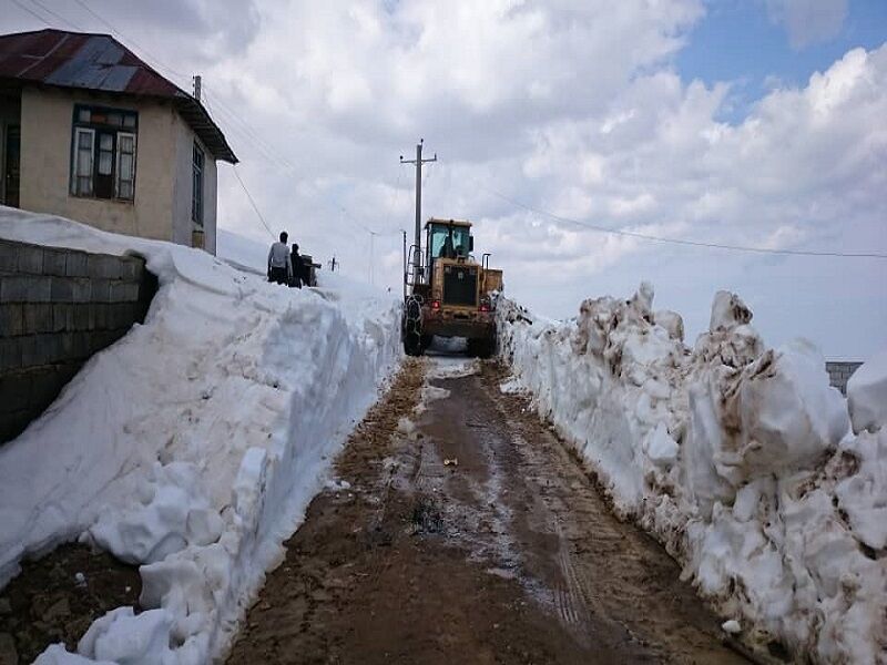 راه روستاهای محاصره در برف آلاشت باز شد