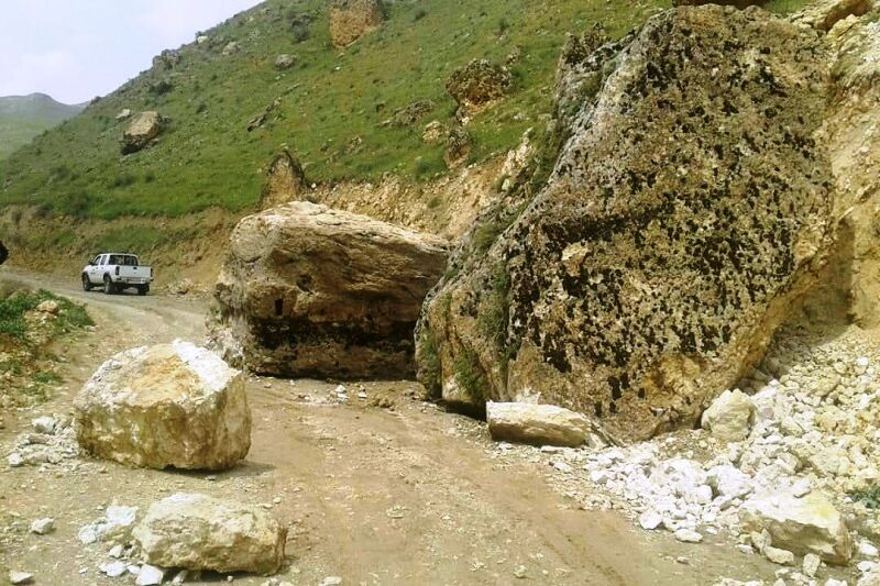 ریزش کوه مسیر ارتباطی ۲ روستای شاهین‌دژ را بست