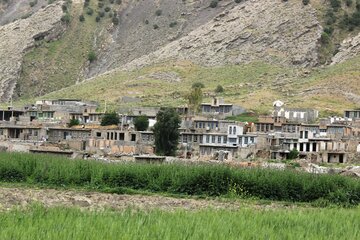 بازدید معاون عمرانی استاندار ایلام از روستای چم شیر