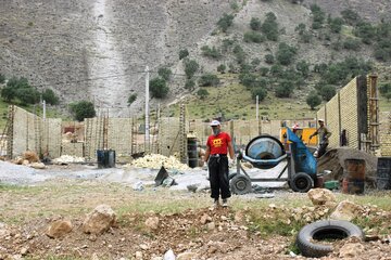 بازدید معاون عمرانی استاندار ایلام از روستای چم شیر