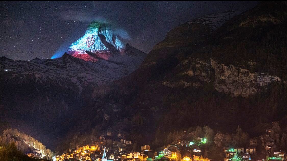 Le drapeau iranien projeté sur la montagne Matterhorn de la Suisse