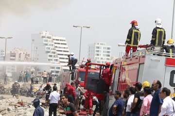 یک فروند شناور در اسکله پشت ‌شهر بندرعباس در آتش سوخت