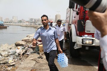 یک فروند شناور در اسکله پشت ‌شهر بندرعباس در آتش سوخت