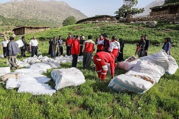 امدادگران سمیرم به کمک عشایر گرفتار در سیل و باران شتافتند