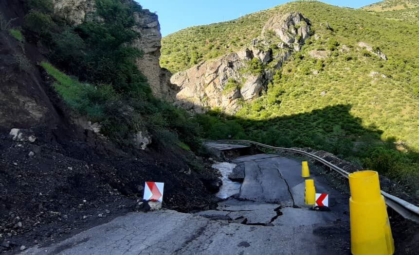 قطع راه ارتباطی ۲۰ روستای محور دراسله سوادکوه به دلیل رانش جاده