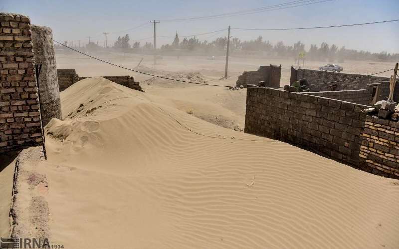 گرد و غبار شدید راه ارتباطی 23روستای ریگان را بست