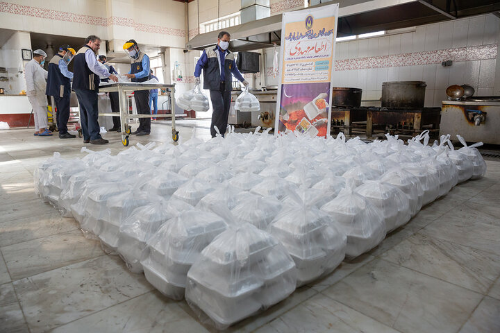 کمیته امداد کرمانشاه ۲۵ هزار بسته غذایی بین خانوارهای مددجو توزیع می‌کند