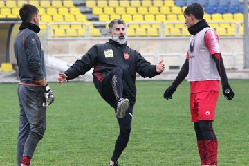 فنایی: خیال هواداران راحت، بیرانوند تا پایان فصل در پرسپولیس می‌ماند