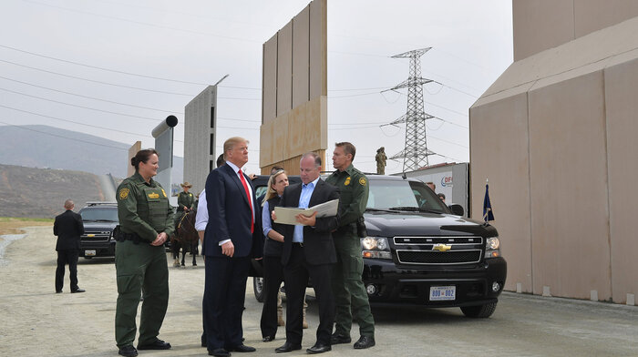 اصرار ترامپ بر رنگ‌آمیزی ۵۰۰ میلیون دلاری دیوار مرزی با مکزیک