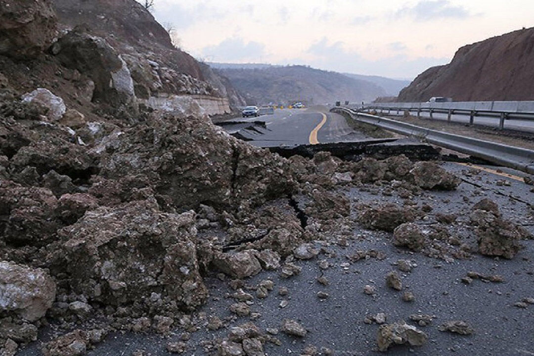 رانش کوه قطعه ای از آزادراه قزوین - رشت را بست