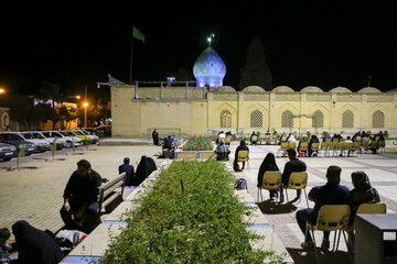 حضور مردم در دومین شب قدر در جوار حرم علی بن حمزه (ع) شیراز