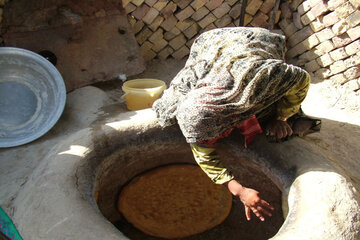 پخت نان محلی سرگرمی خوشمزه روزهای کرونایی در سیستان