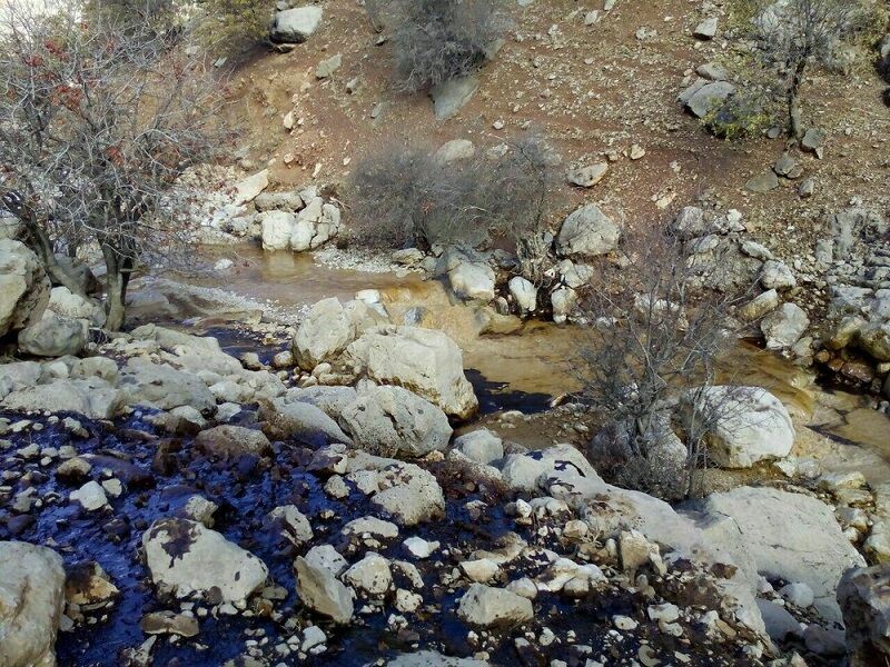 نشت نفت همچنان آب چشمه سرخون شهرستان اردل را آلوده می‌کند