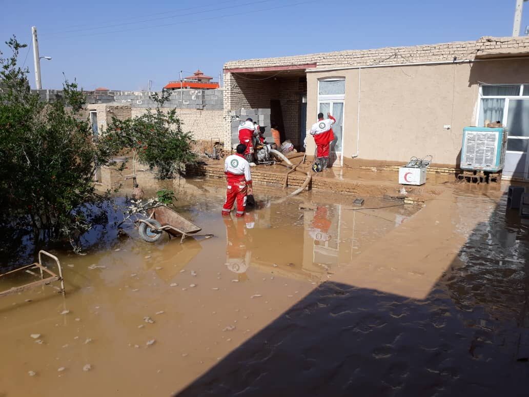 هلال احمر اصفهان به 52 گرفتار در سیل امدادرسانی کردند