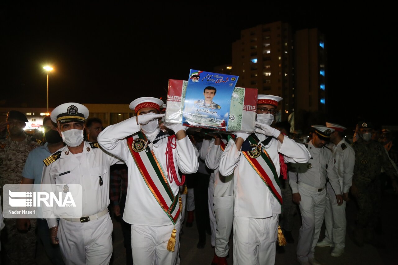 پیکر مطهر شهید هرمزگانی ناوچه کنارک در بندرعباس تشییع شد