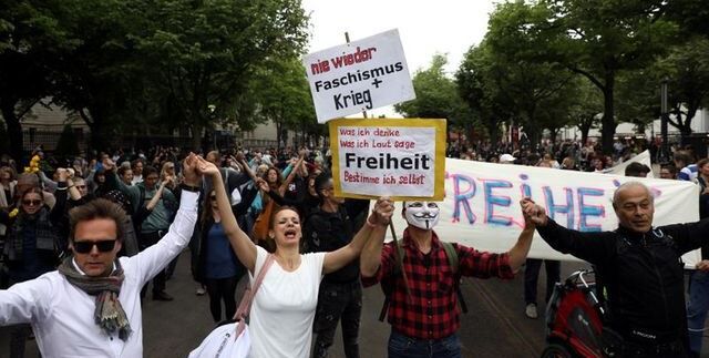 درگیری و بازداشت معترضان به محدودیت‌های کرونا در آلمان 